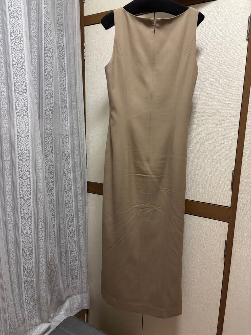 ベージュ ドレープデザイン ノースリーブワンピース