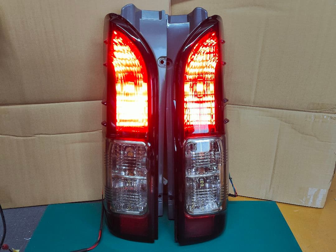 新品 ハイエース テールランプ 純正 左右セット スモーク グラデーション