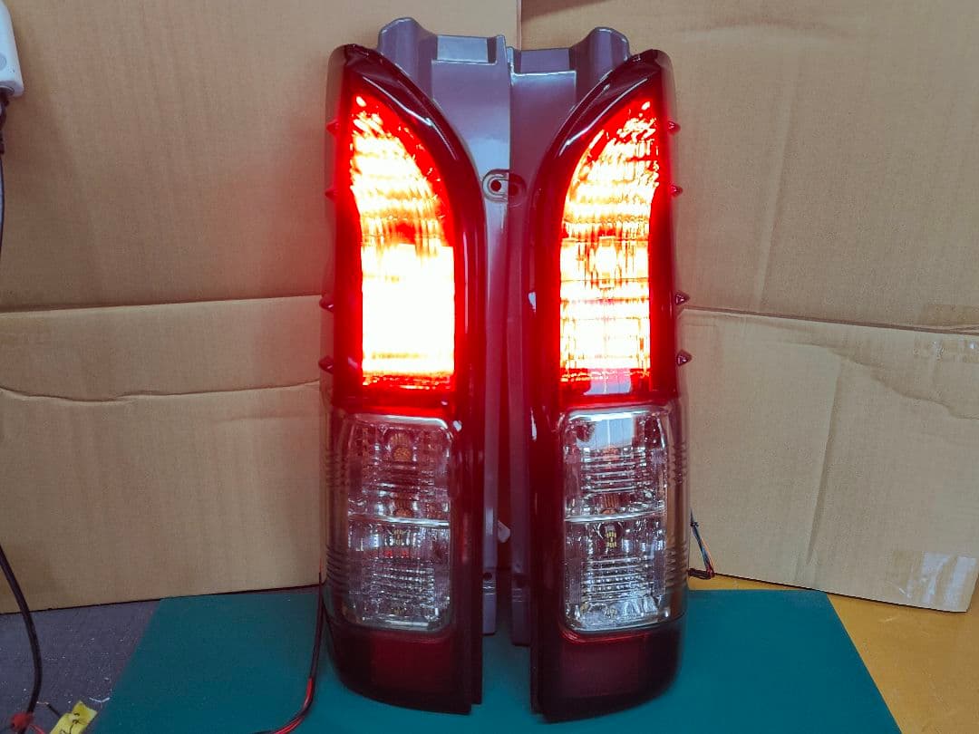 新品 ハイエース テールランプ 純正 左右セット スモーク グラデーション