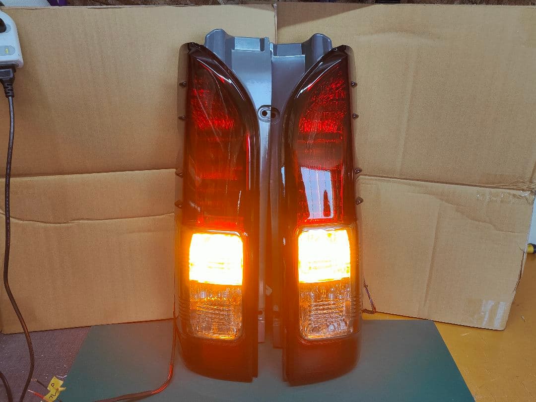 新品 ハイエース テールランプ 純正 左右セット スモーク グラデーション
