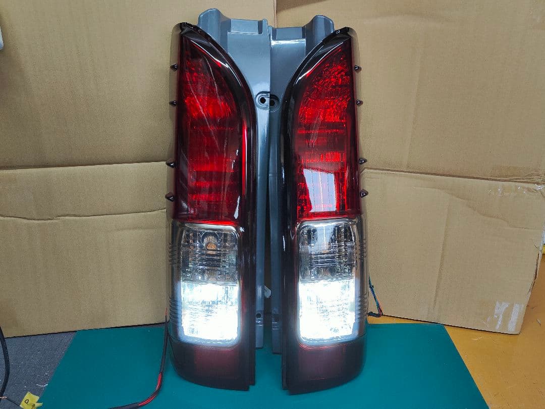 新品 ハイエース テールランプ 純正 左右セット スモーク グラデーション