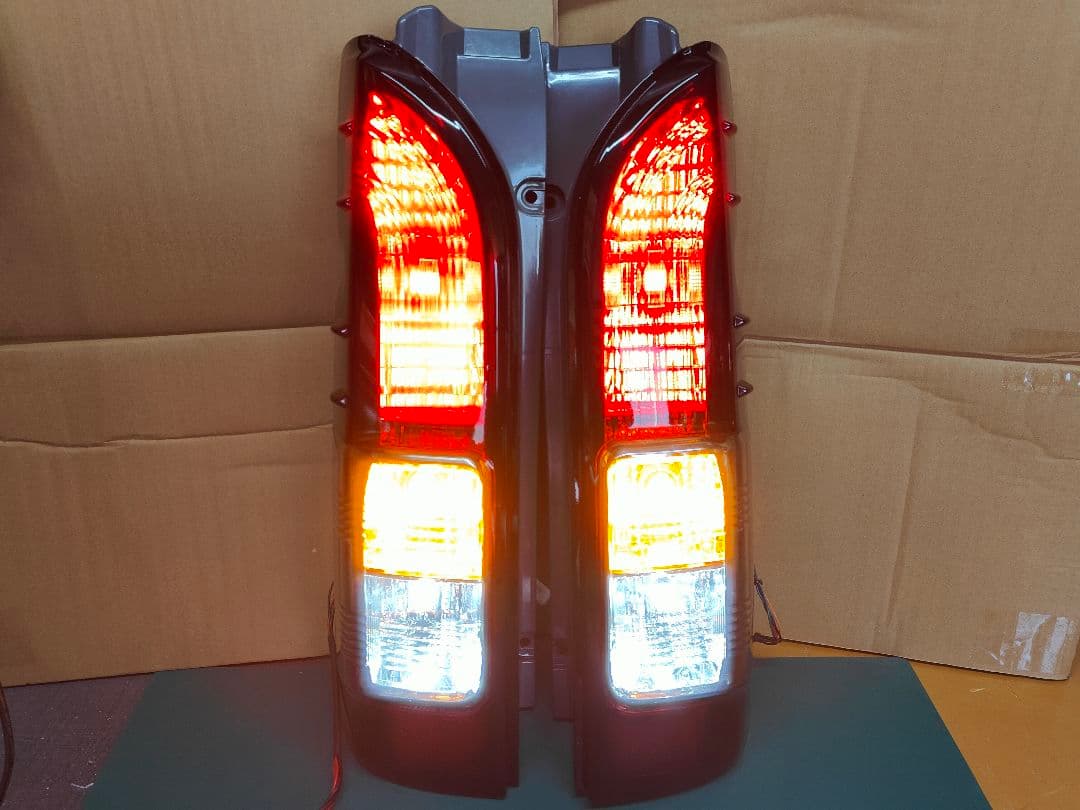 新品 ハイエース テールランプ 純正 左右セット スモーク グラデーション
