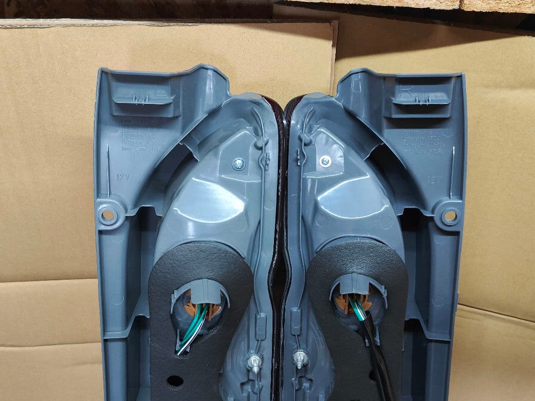 新品 ハイエース テールランプ 純正 左右セット スモーク グラデーション