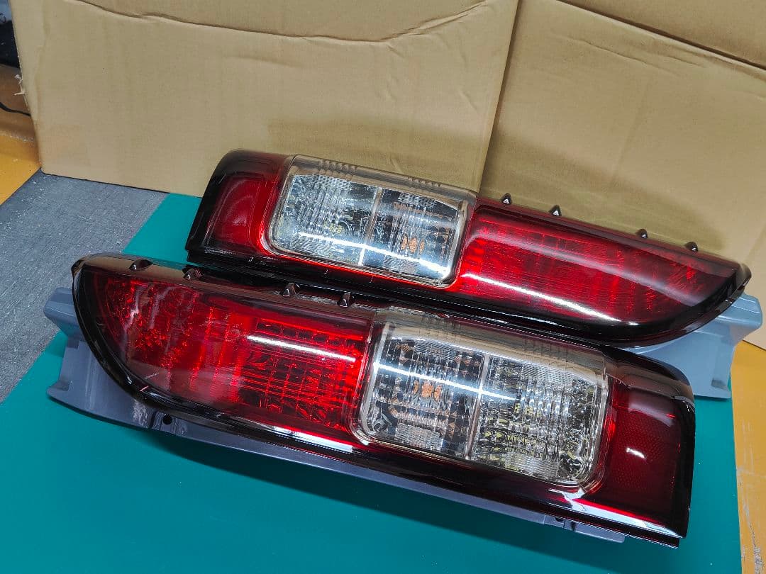 新品 ハイエース テールランプ 純正 左右セット スモーク グラデーション