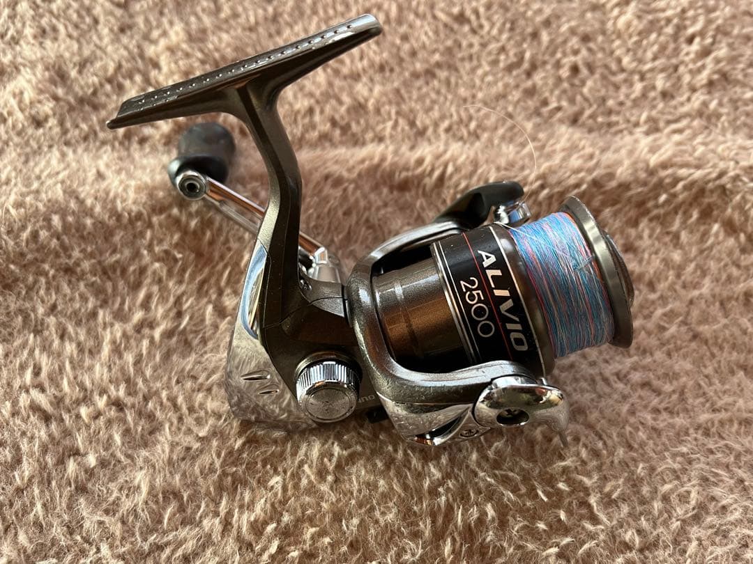 シマノ アリビオ 2500 と OGKトレノスピン2500未使用 2機まとめ売り