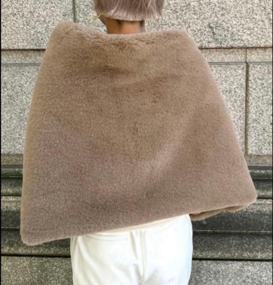 【新品タグ付き】JENNE リッチボリュームファーケープ　ベージュ