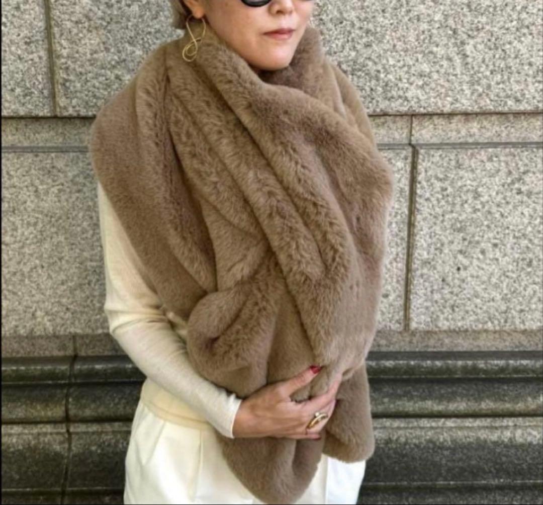 【新品タグ付き】JENNE リッチボリュームファーケープ　ベージュ