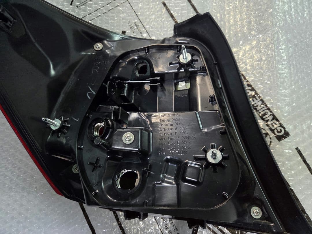 トヨタ　カローラアクシオハイブリッド　NKE165 右LEDテールランプ