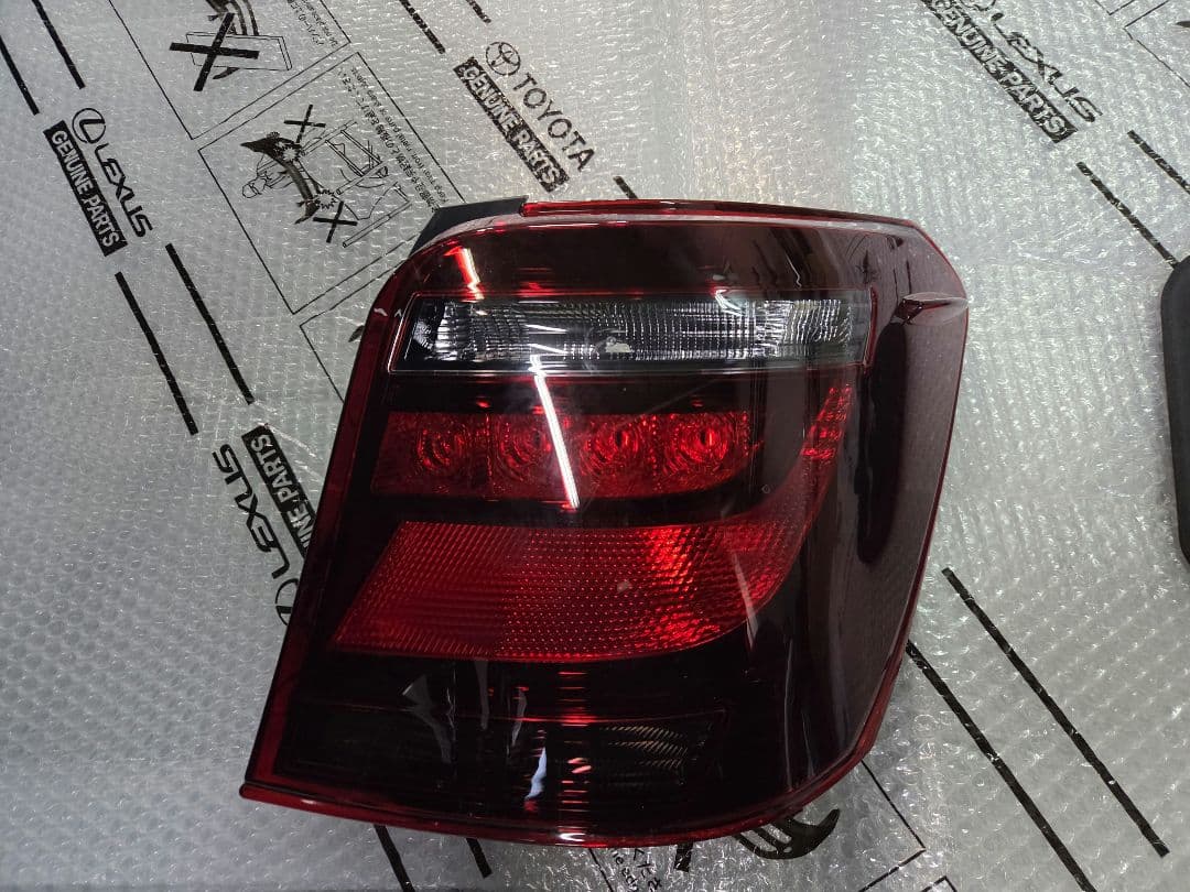 トヨタ　カローラアクシオハイブリッド　NKE165 右LEDテールランプ
