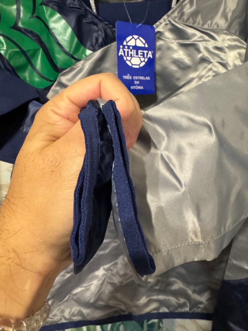 新品ATHLETA キッズ150㌢ピステ上下 セットアップシルバー/ネイビー