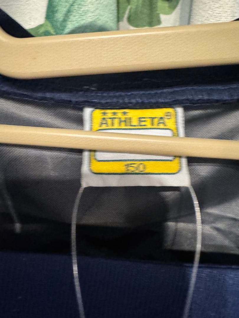 新品ATHLETA キッズ150㌢ピステ上下 セットアップシルバー/ネイビー