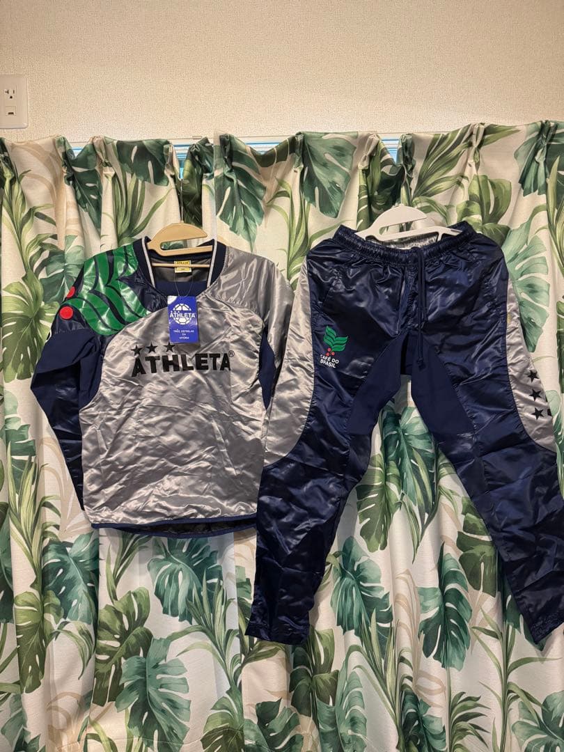 新品ATHLETA キッズ150㌢ピステ上下 セットアップシルバー/ネイビー
