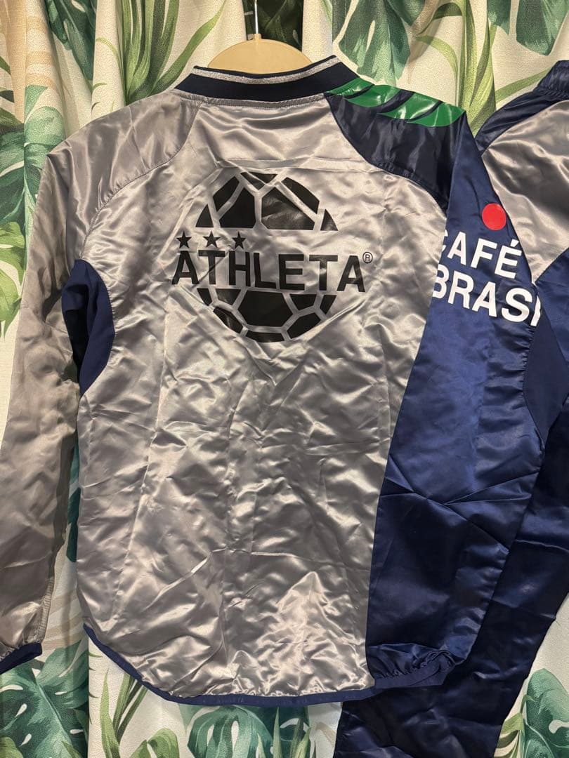 新品ATHLETA キッズ150㌢ピステ上下 セットアップシルバー/ネイビー