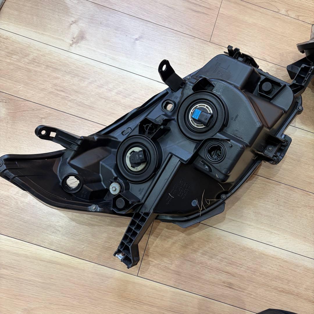 ランドクルーザープラド150前期　ヘッドライト左右