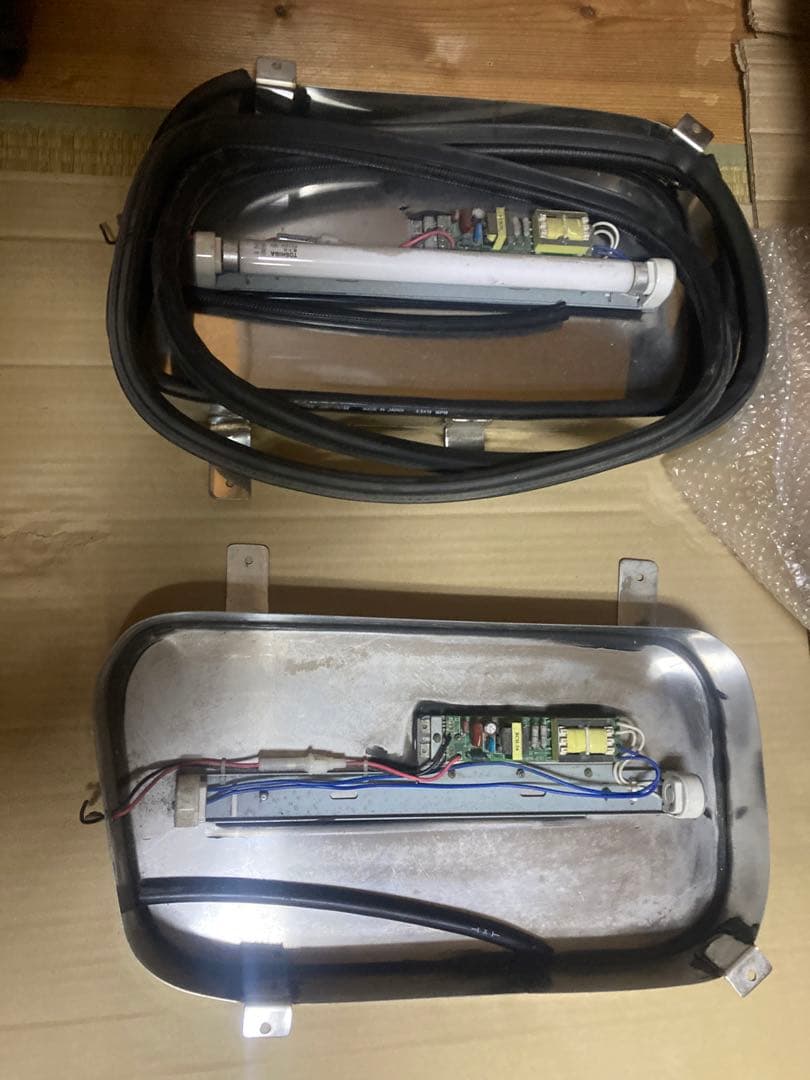 クオン　　寝台窓アンドン　純正ガラス