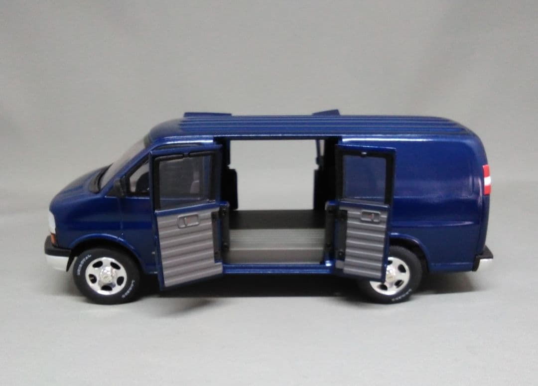 Chevrolet Express 1/25スケール ミニカー