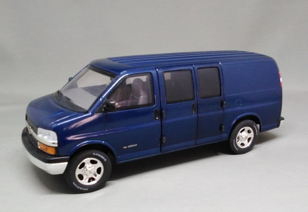 Chevrolet Express 1/25スケール ミニカー