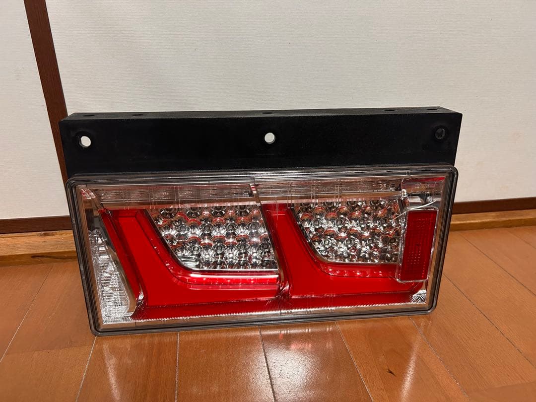 小糸　KOITO LED2連テールランプ(左側)