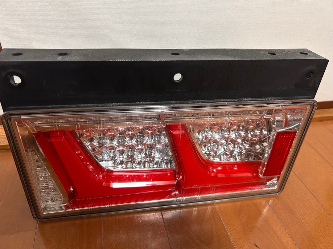 小糸　KOITO LED2連テールランプ(左側)