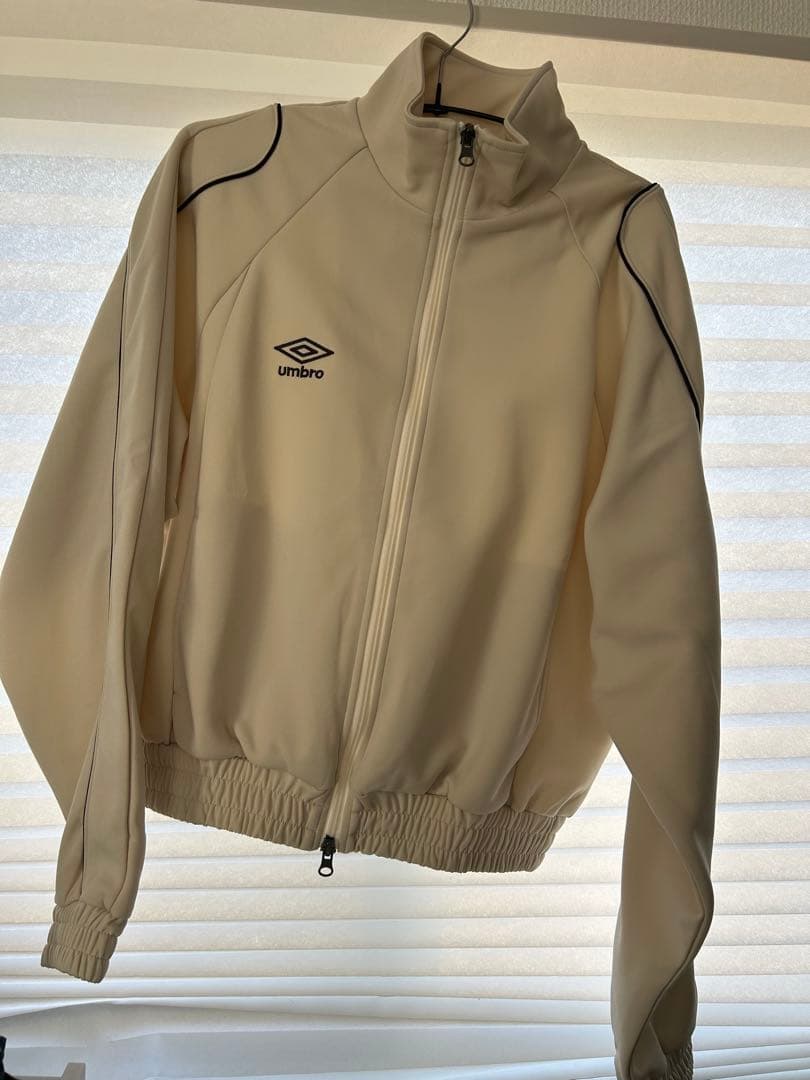 umbro ホワイト ジップアップジャケット F