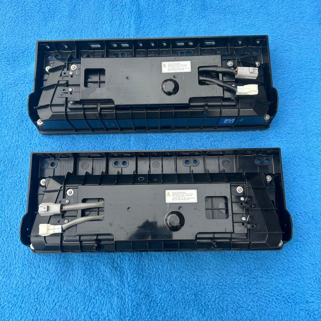 小糸　3連LED テールランプ　左右セット　新車外し　小欠け有り　ノーマルターン