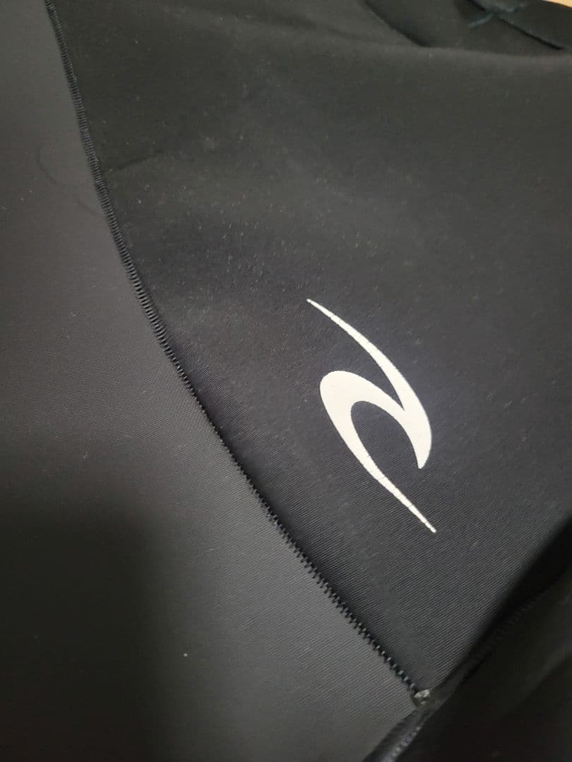 Rip Curl タッパー ブラック 1.5mm