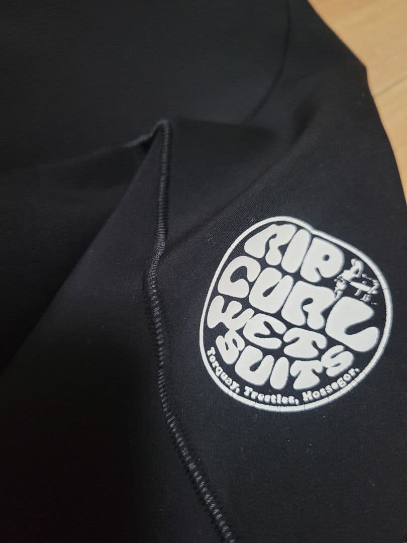Rip Curl タッパー ブラック 1.5mm