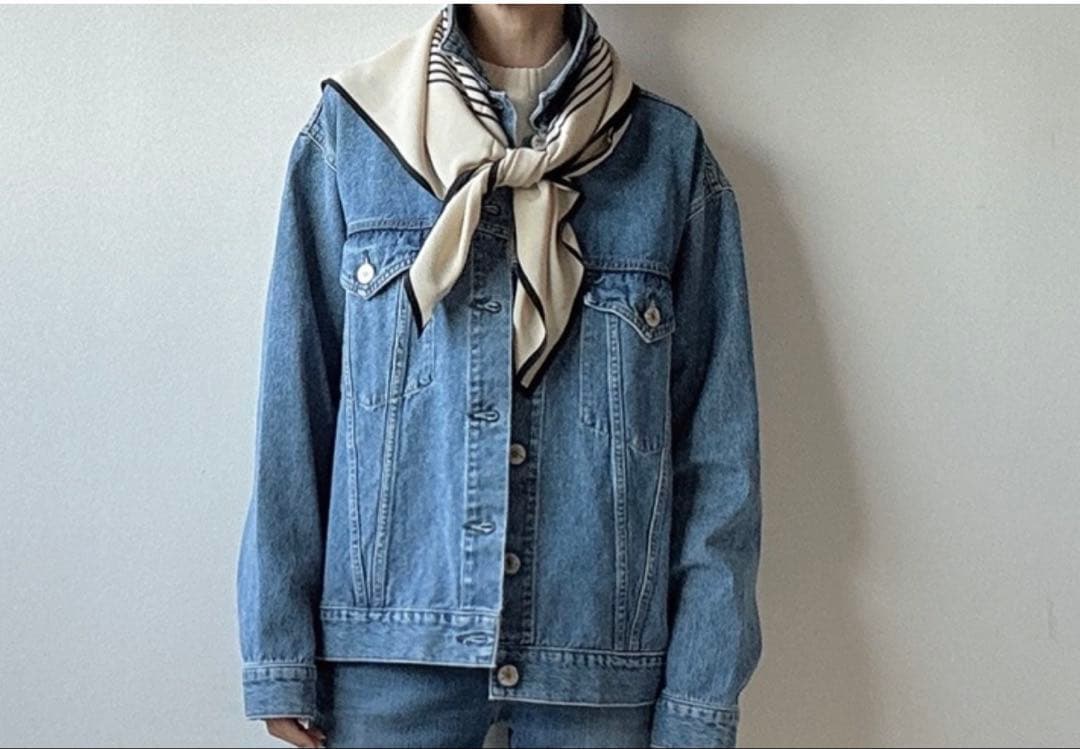 日曜日まで価格！Toteme CENTERED MONOGRAM シルクスカーフ