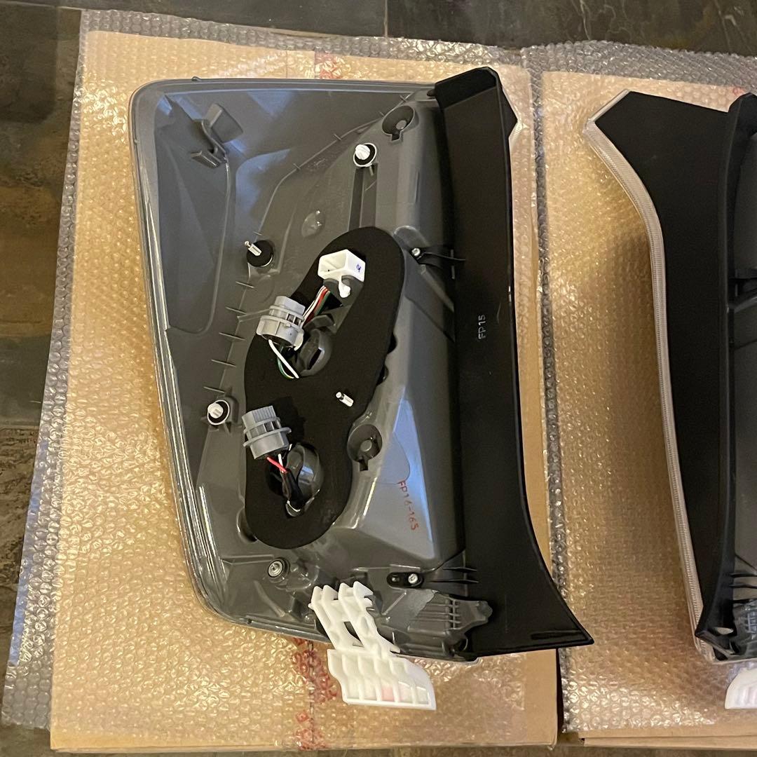 プリウス後期テールランプ左右セットZVW30 LED STANLEY47-55