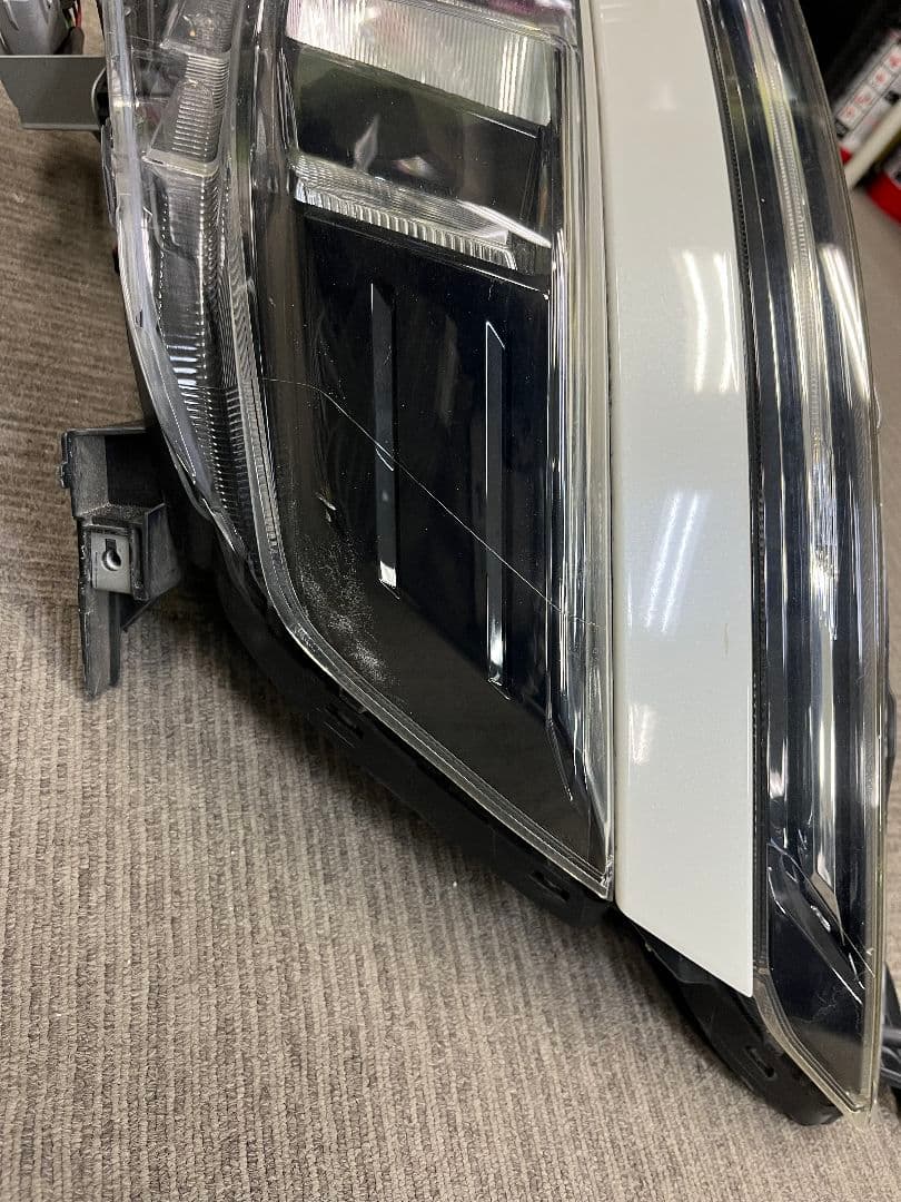 トヨタ 車名：ヴォクシー80系 商品名：左ヘッドランプユニット