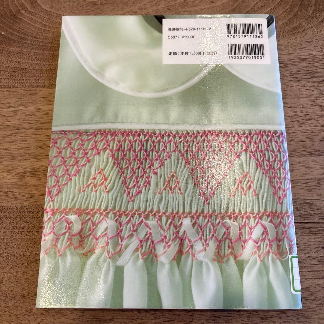 スモッキング刺繍のベビードレスと小もの