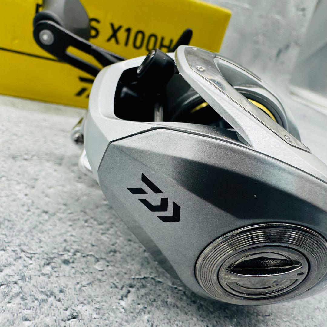 Daiwa ダイワ BASS X100H ベイトリール シルバー