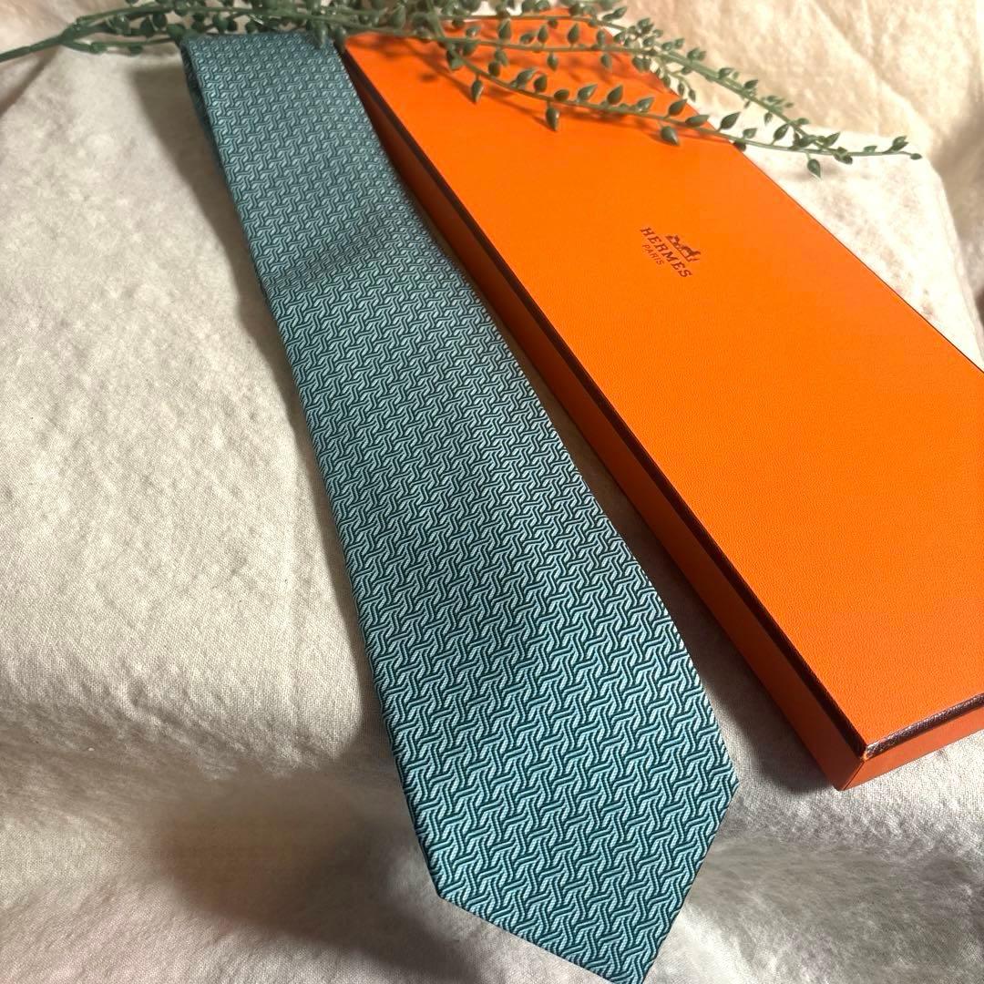 希少✨エルメスHERMES✨幾何学模様 ブランドネクタイ 高級シルク　グリーン