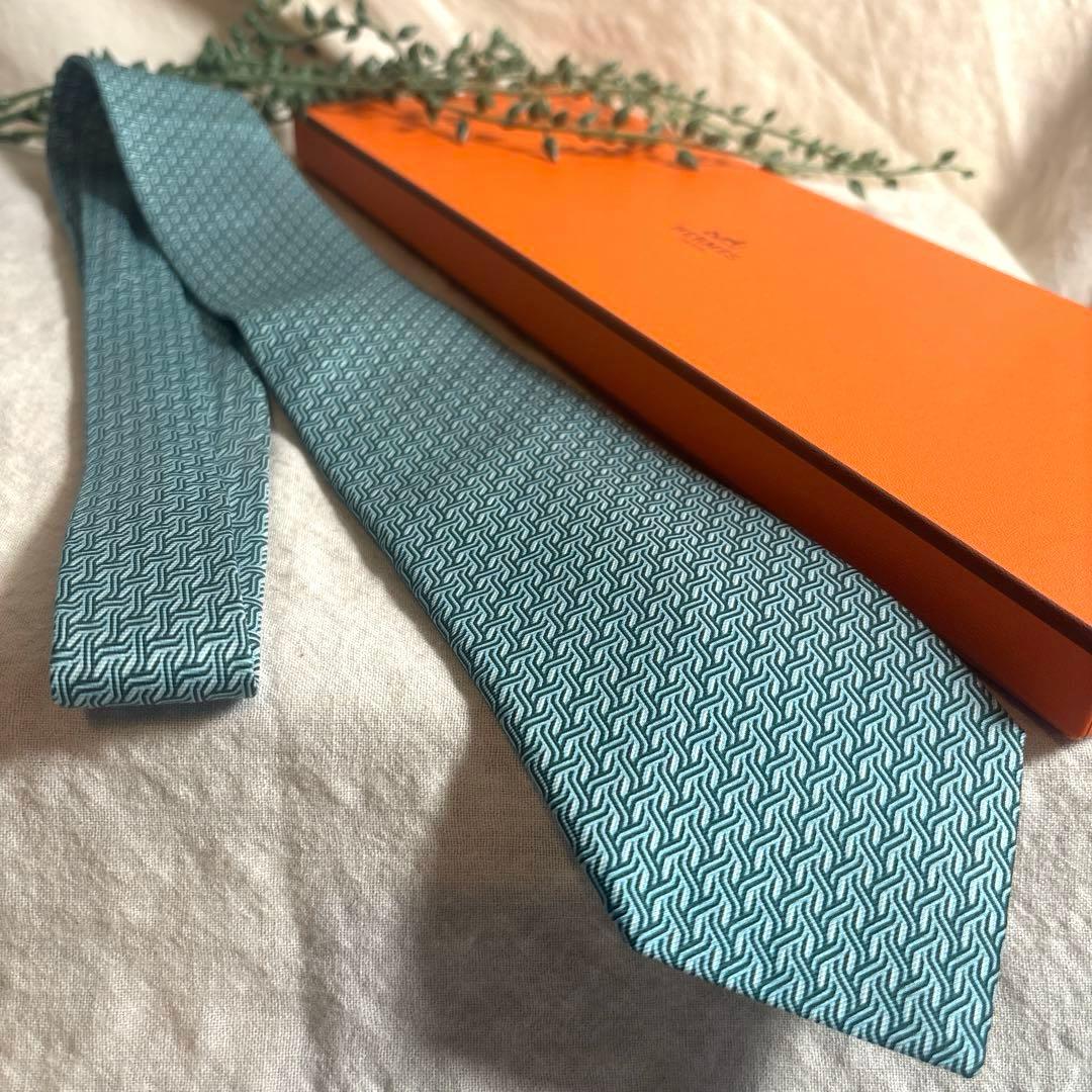 希少✨エルメスHERMES✨幾何学模様 ブランドネクタイ 高級シルク　グリーン
