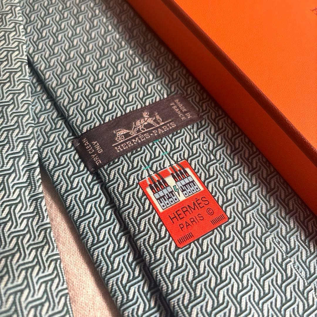 希少✨エルメスHERMES✨幾何学模様 ブランドネクタイ 高級シルク　グリーン