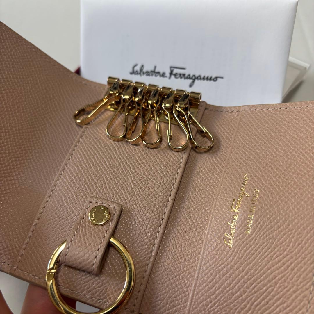 Salvatore Ferragamo ベージュ キーケース
