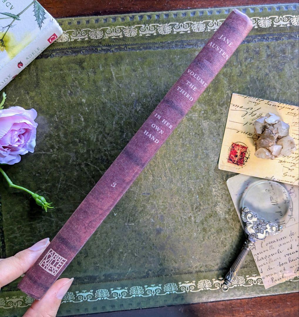 インクの香りまで蘇る！ジェイン・オースティン自筆原稿に触れる至高の一冊　古書洋書