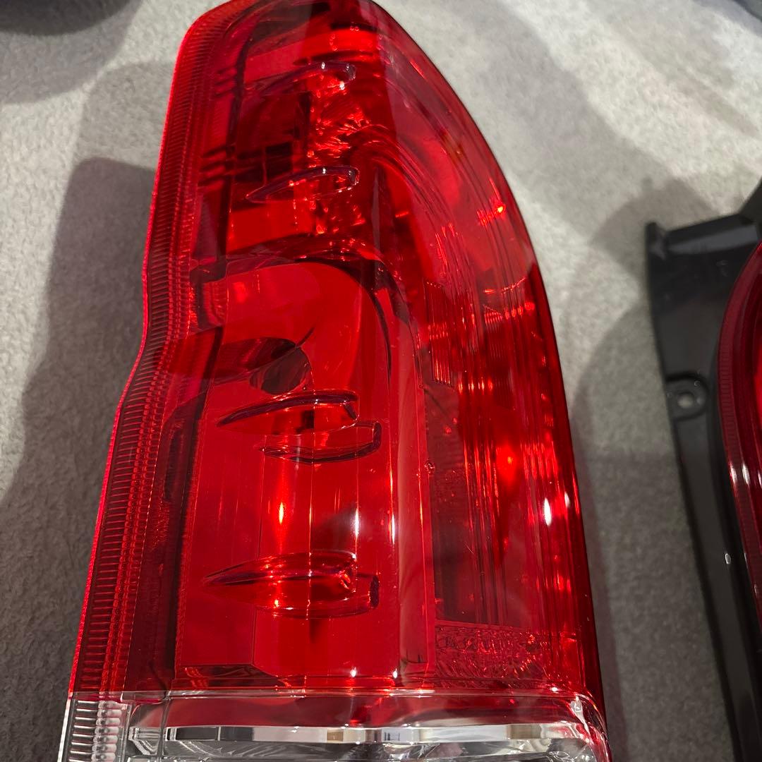 新品未使用 ハイエースワゴン7型純正テールランプ