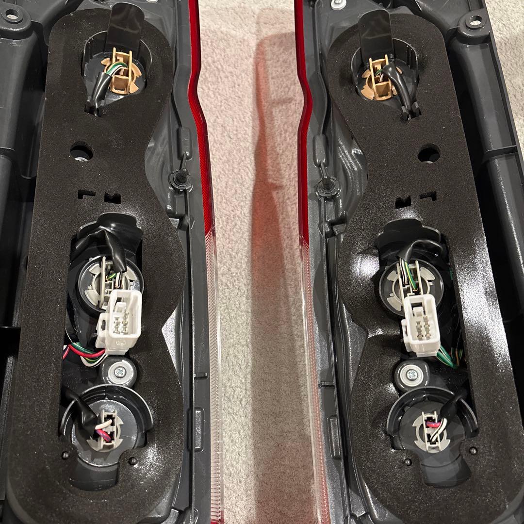 新品未使用 ハイエースワゴン7型純正テールランプ