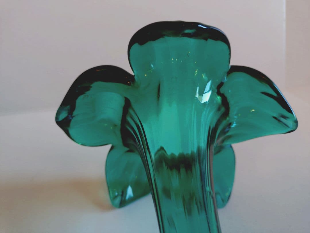 緑色の花形ガラス花瓶　アンティーク　フラワーベース