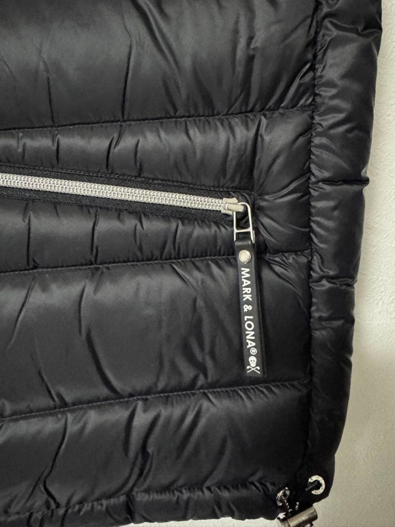 【新品】MARK & LONA ダウンベスト 　スカル ワッペン 黒 ゴルフ