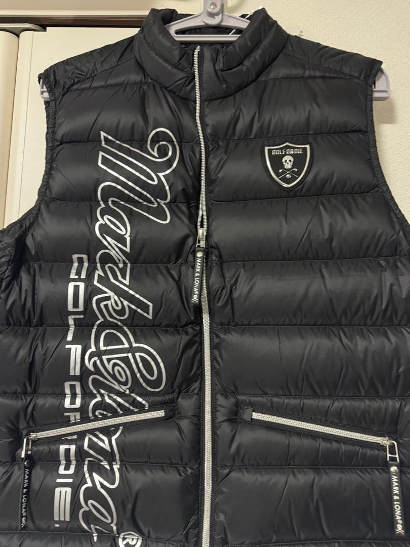 【新品】MARK & LONA ダウンベスト 　スカル ワッペン 黒 ゴルフ