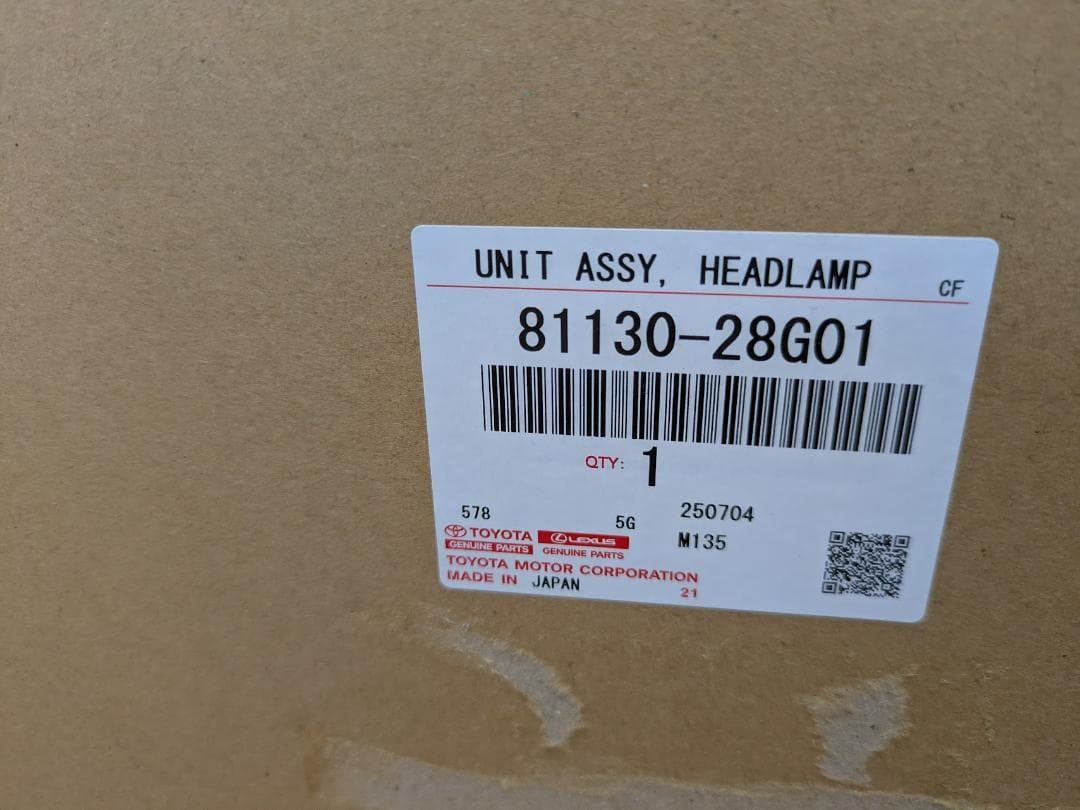 トヨタ　ヴォクシー　ヘッドランプASSY RH　81110-28G01