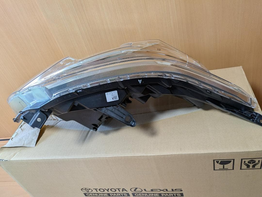 トヨタ　ヴォクシー　ヘッドランプASSY RH　81110-28G01