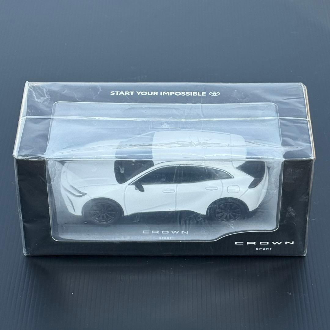 非売品 トヨタ クラウンスポーツ 1/30 カラーサンプル ミニカー 白
