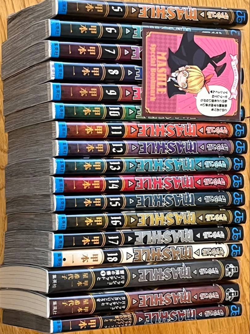 マッシュル5〜18巻、小説2冊、ファンブック、小説限定カード