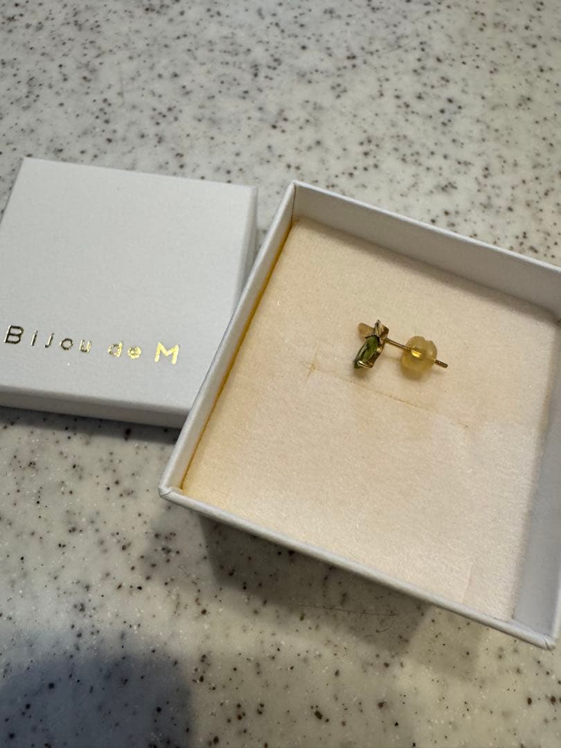 Bijou de M ミツバチピアス（ペリドット） ピアス(片耳用)