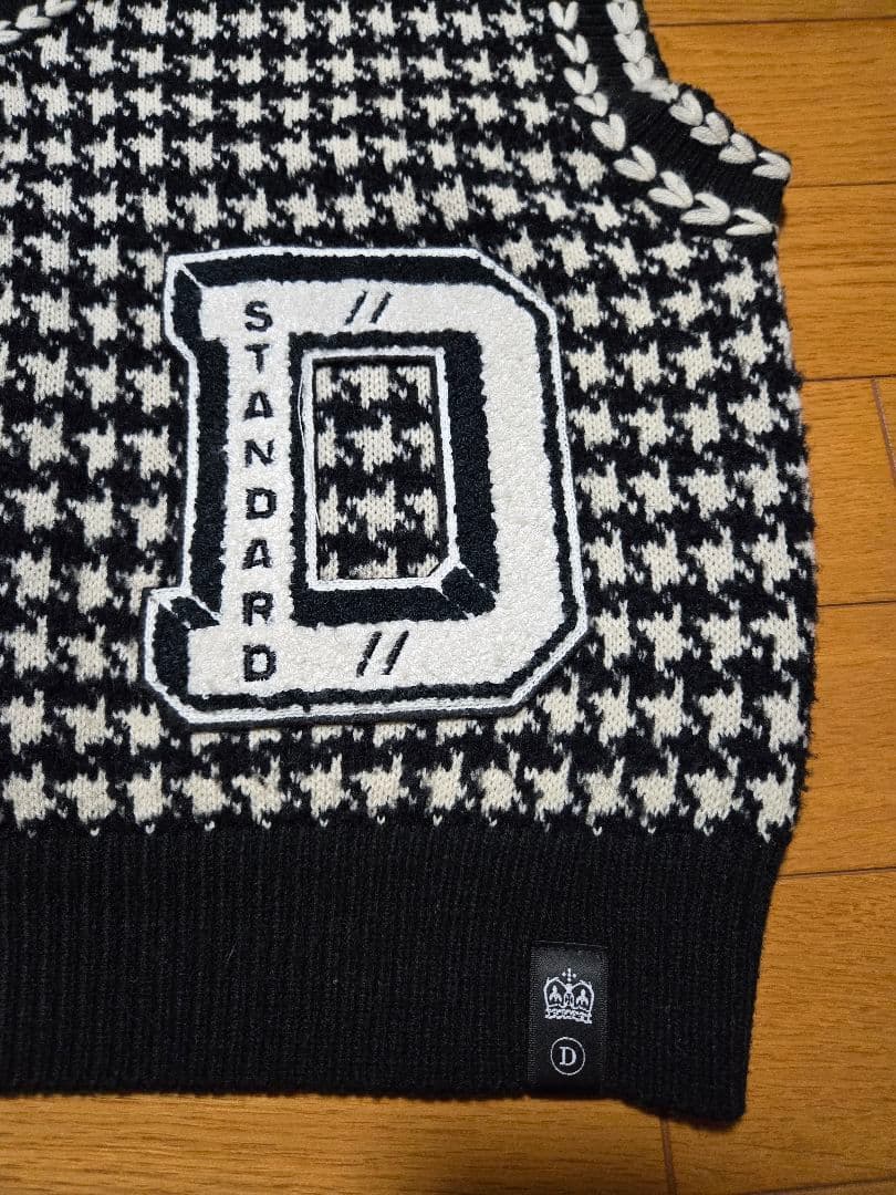 ダブルスタンダードクロージング　Dロゴ刺繍ニットベスト