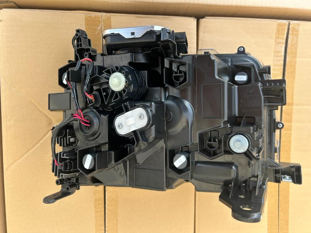 ランクル250　VX　新車取外し　ヘッドライト角型　未使用品
