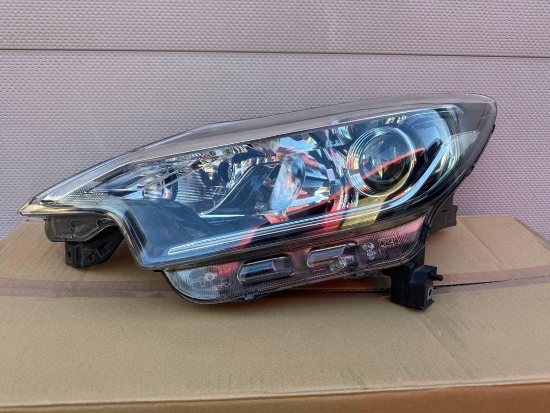 チラチラ様☆H30年3月式日産　E12 ノート　中古　左ヘッドランプハウジング☆